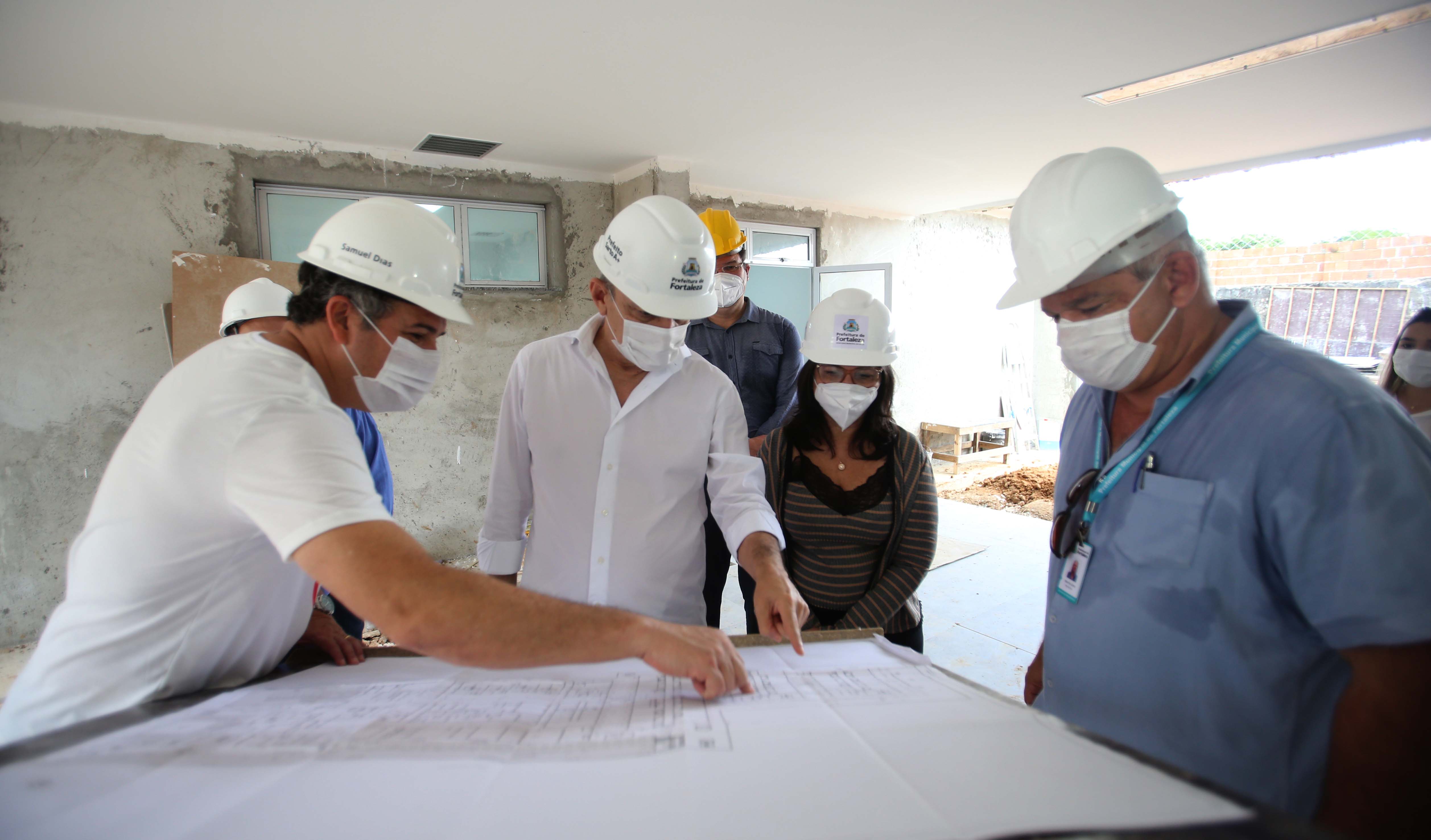 sarto observa  a planta da obra de reforma do gonzaguinha